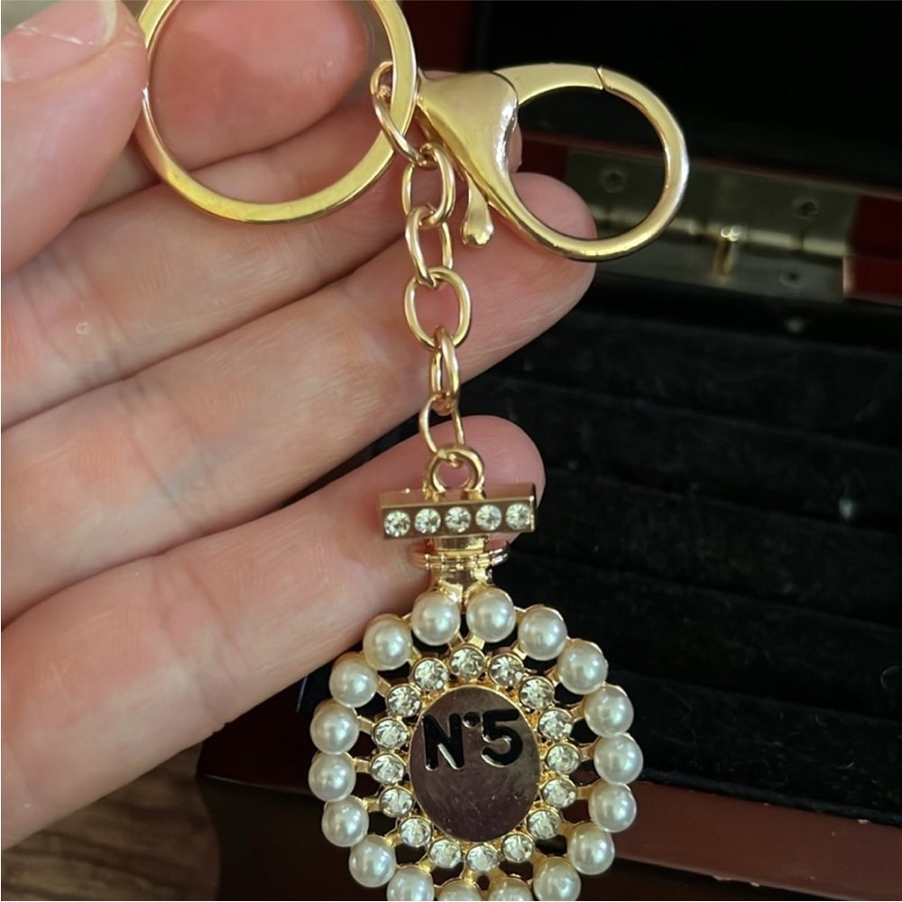 Lux Fashion Designer No 5 Gold and Pearl Bag Charm/Keychain - Picture 4 of 13